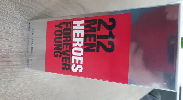 Pudełko perfum Carolina Herrera 212 Men Heroes Forever Young. Zapach dla mężczyzn, którzy czują się jak bohaterowie.
