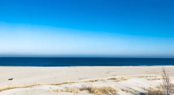 Piękna plaża z wydmami i morzem. Idealne miejsce na **wolne pokoje nad morzem** i relaks.