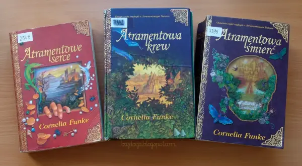 Trzy książki z serii "Atramentowy Świat" Cornelii Funke: "Atramentowe serce", "Atramentowa krew" i "Atramentowa śmierć".