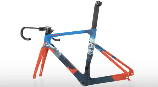 Telaio bici da corsa con grafica astratta e colorata, un'idea audace per verniciare bici.