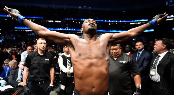 Jon Jones firar sin seger vid UFC 285 med armarna utsträckta inför publiken.