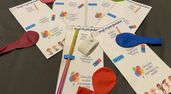 Kolorowe balony, kredka i gumka na kartkach "Drogi Przedszkolaku!" to idealny zestaw na zakończenie zerówki.