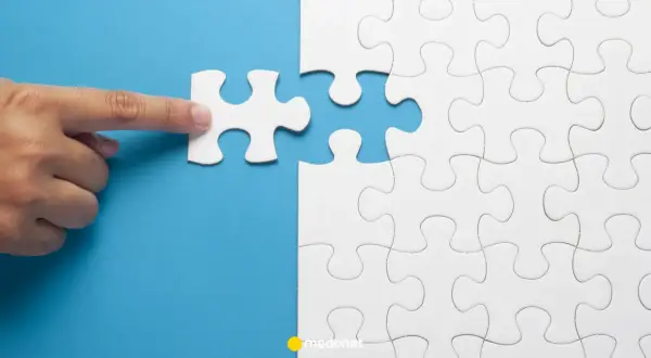 Dłoń dopasowuje ostatni element układanki, symbolizując skuteczne interwencje kryzysowe przykłady.
