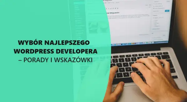 Ręce piszą na klawiaturze laptopa, tworząc stronę na WordPress. Wybór najlepszego WordPress developera to klucz do sukcesu.
