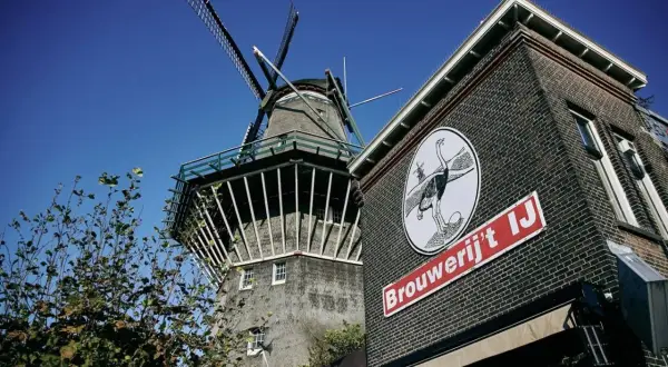 Mulino a vento accanto alla Brouwerij 't IJ, con il suo iconico logo struzzo.