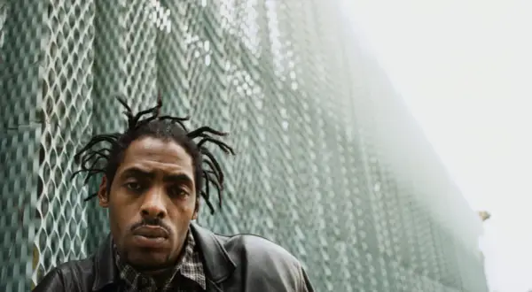 Coolio, w czarnej kurtce, z charakterystycznymi dredami, jakby wyszedł prosto z "Gangsta's Paradise".