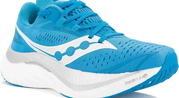 Chaussure de course bleue, le saucony endorphin speed 4 test. Logo blanc sur le côté.