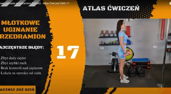 Kobieta wykonuje ćwiczenie hammer curl z różowymi hantlami. Na ekranie widnieje napis "Młotkowe uginanie przedramion".