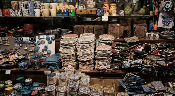 Tureckie bazarowe ceny: stosy ceramicznych podstawek, miseczek i breloczków z "złym okiem".