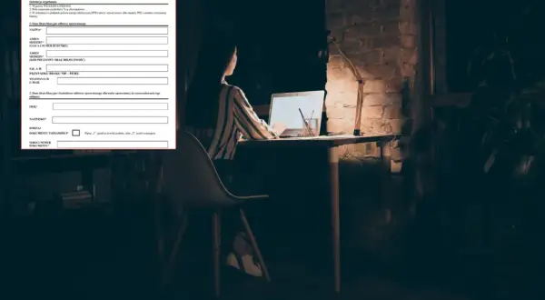 Kobieta wypełnia wniosek online o zamrożenie cen prądu. Formularz zawiera dane identyfikacyjne odbiorcy uprawnionego.