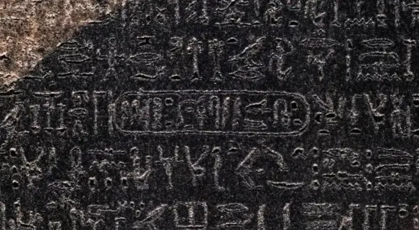 Fragment kamienia z Rosetty z wyrytymi hieroglifami i greckim pismem. Klucz do odczytania starożytnych tekstów.