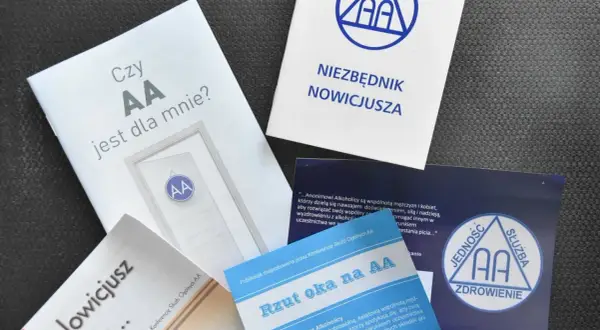Materiały AA: "Czy AA jest dla mnie?", "Niezbędnik Nowicjusza", "Nowicjusz pyta...", "Rzut oka na AA", "Jedność, Służba, Zdrowie".