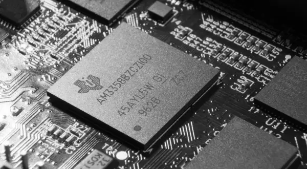 Zbliżenie na układ scalony z technologią flash, widoczne na płytce drukowanej.
