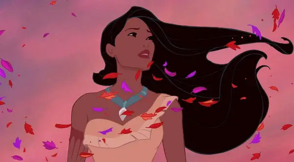 Pocahontas z rozwianymi włosami i spadającymi liśćmi na tle różowego nieba.
