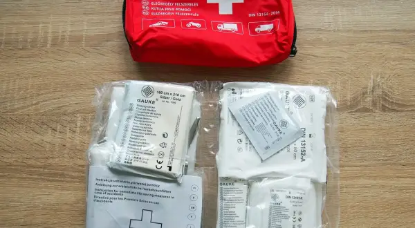 Czego nie powinna zawierać apteczka samochodowa dla bezpieczeństwa?