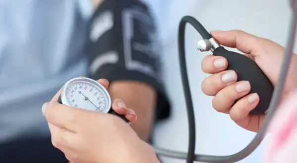 Mesure de la tension artérielle, un examen clé pour surveiller l'hypertension. L'eau adoucie peut jouer un rôle dans la gestion de cette condition.