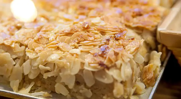 Ein köstlicher Kuchen mit Mandelblättchen, perfekt für ein Hummelkuchen Rezept.