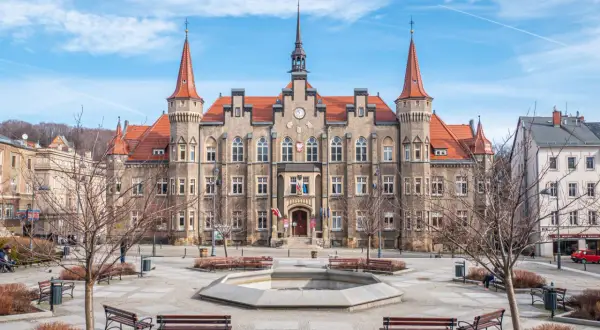 Ratusz w Wałbrzychu, imponująca budowla z wieżyczkami, to jedna z głównych atrakcji miasta. Plac przed nim zachęca do odpoczynku.