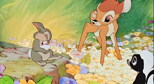 Bambi, królik i skunksik w kwiecistej łące. Klasyczna bajka Bambi w pełnej krasie.
