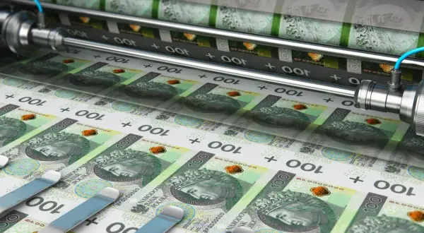 Maszyna drukarska wytwarza banknoty 100 zł. Każdy z nich to potencjalny numer IBAN, który może trafić do obiegu.