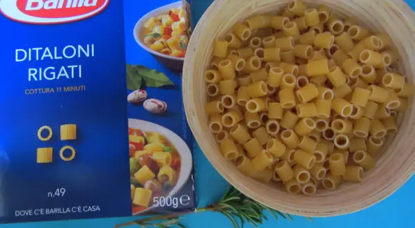Makaron Ditaloni Rigati Barilla w misce, gotowy na pyszną zupę z ziemniakami (pasta patate).