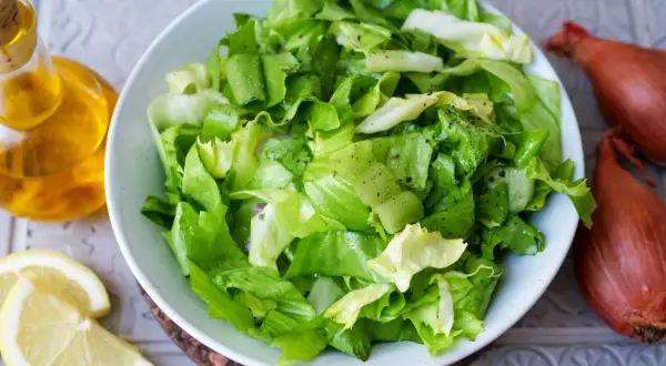 Frischer Salat mit Zwiebeln, Zitrone und Öl – ein einfaches endiviensalat rezept.