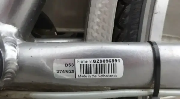 Naklejka z numerem ramy roweru: GZ9096891. Wyprodukowano w Holandii.