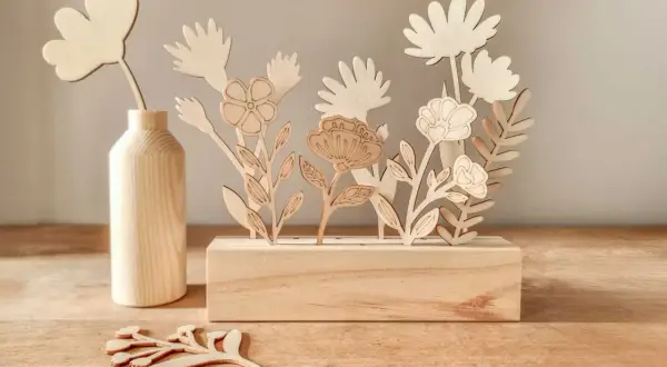 Un joli support bois à décorer, avec des fleurs et des feuilles découpées, prêt à être personnalisé pour un bouquet printanier.