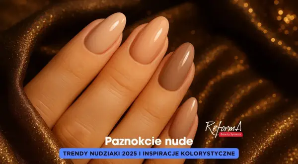 Dłoń z eleganckimi, cielistymi paznokciami hybrydowymi w odcieniach nude. Idealna inspiracja na modne stylizacje.