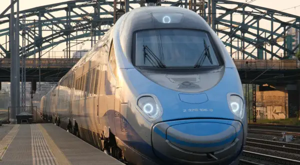 Pendolino nad morze cennik: szybki pociąg PKP Intercity czeka na pasażerów na peronie.