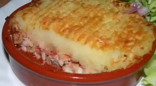 Un parmentier de poisson gastronomique, gratiné et servi avec une salade verte. Un délice réconfortant.