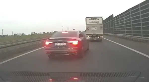 Czarne Audi zajechało drogę ciężarówce na autostradzie. Kierowca może spodziewać się mandatu za zajechanie drogi.