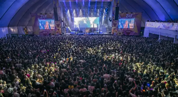 Gran concierto con un aforo masivo en un espacio Zity. Miles de personas disfrutan de la música bajo luces y pantallas gigantes.