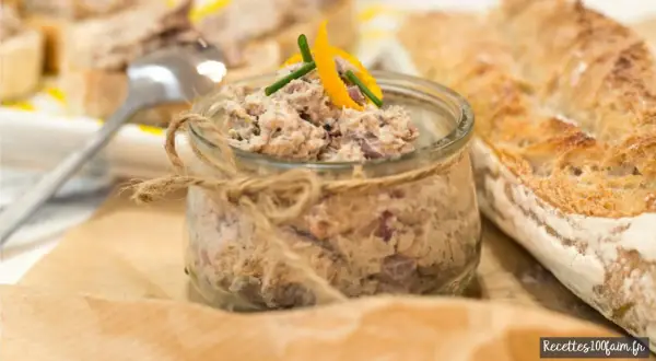 Un pot de rillettes de sardines, garni d'une touche d'agrume et de ciboulette, à déguster avec une baguette croustillante.