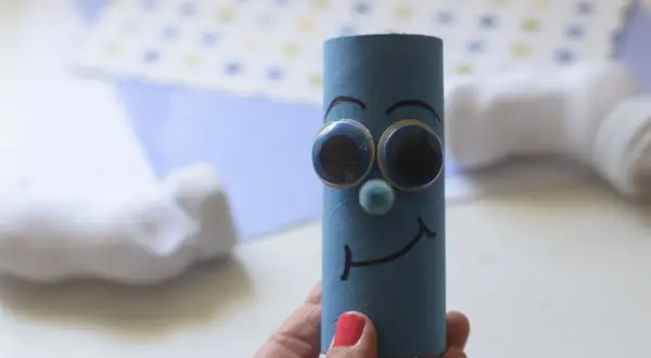 Un pitufo filósofo, dibujo hecho con un rollo de papel azul, ojos saltones y una sonrisa pensativa.