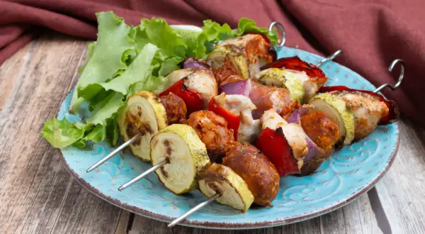 Spiedini succulenti con pollo, salsiccia, zucchine e peperoni, cotti alla perfezione nella friggitrice ad aria.