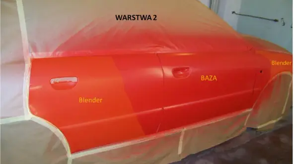 Czerwony samochód w trakcie malowania. Widoczne etapy: baza, blender i warstwa 2. Pomaga to zrozumieć, jak usunąć odcięcie lakieru.