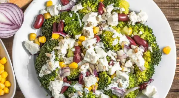 Ensalada fresca de brócoli, frijoles rojos, maíz y queso feta, perfecta para los menús de verano.