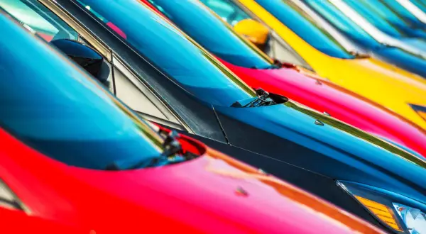 Kolory w motoryzacji i w grach online – jak barwy wpływają na emocje graczy i kierowców