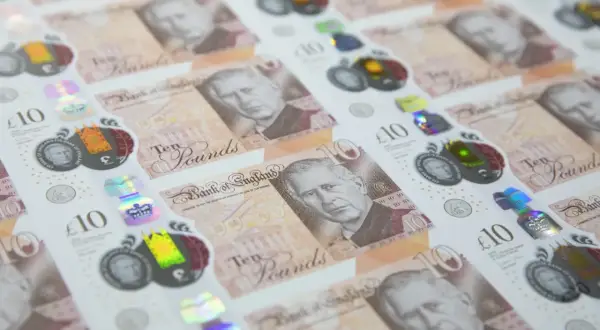 Rząd nowych banknotów 10 funtów szkockich, każdy z portretem króla Karola III i holograficznymi zabezpieczeniami.