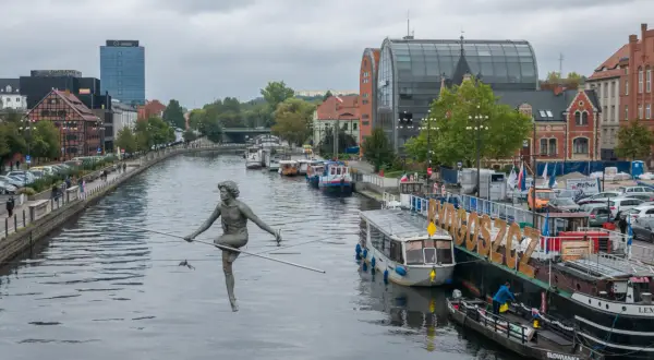 Bydgoszcz oferuje nietypowe atrakcje, jak rzeźba na linie nad Brdą, statki i zabytkowa zabudowa.