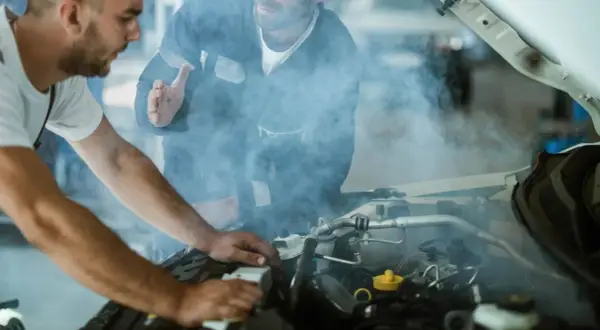 Objawy przegrzania silnika: Co robić, by uratować auto i portfel?