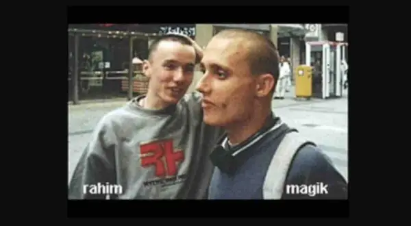 Rahim i Magik, znani z tego, że Justyna Łuszcz jest żoną Magika, pozują do zdjęcia na ulicy.