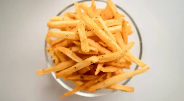 Złociste frytki bez tłuszczu, idealne dla dbających o kcal.
