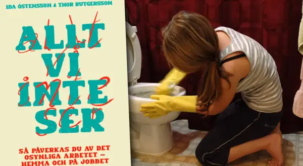 En person med gula handskar rengör en toalett. Boken "Allt vi inte ser" handlar om osynligt arbete.