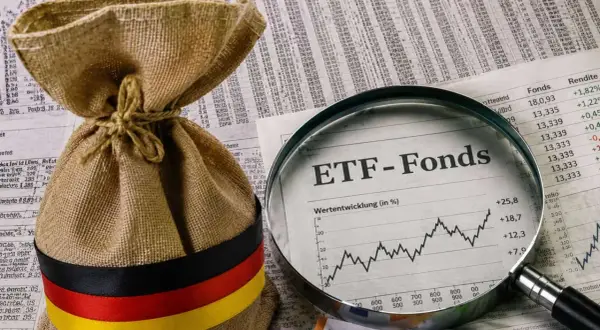 Ein Säckchen mit deutscher Flagge und Lupe auf Finanznachrichten. Ein ETF Riester-Sparplan könnte hier eine Rolle spielen.