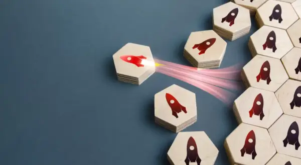 Rakieta startuje, symbolizując nowe możliwości. Szukasz dotacji na otwarcie firmy 2025?
