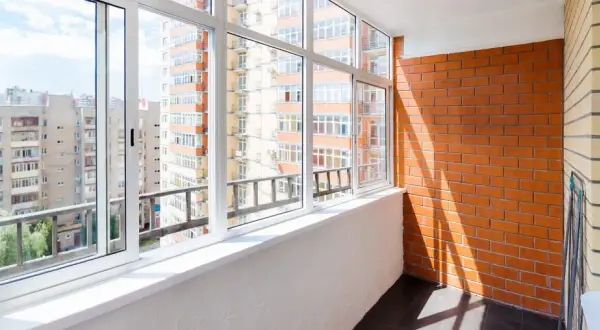 Jak zabudować balkon w bloku? Kluczowe informacje i porady praktyczne