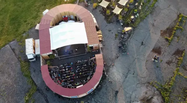 Open-air-Bühne in Berlin mit Publikum, perfekt für einen entspannten Christi Himmelfahrt.