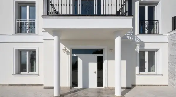 Co to jest fasada budynku? Odkryj jej znaczenie i funkcje w architekturze